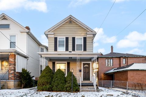 Photo of 559 Glenwood Ave, Ambridge, PA 15003 (MLS # 1737854)