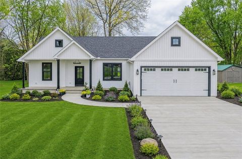 Photo of 3154 Spiker Ln, New Castle, PA 16105 (MLS # 1750600)