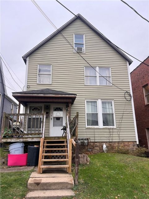 Photo of 423 Spring Ave, Ellwood City, PA 16117 (MLS # 1733286)