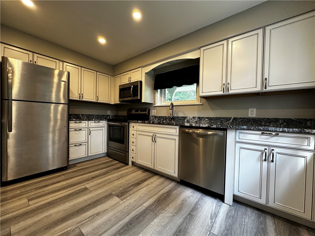 Neshannock Twp, Pennsylvania 16105, United States, 2 Bedrooms Bedrooms, ,1 BathroomBathrooms,Residential,Active,48957