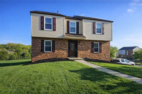 Photo of 900 Glenwood Ct, Cranberry Twp, PA 16066 (MLS # 1744416)