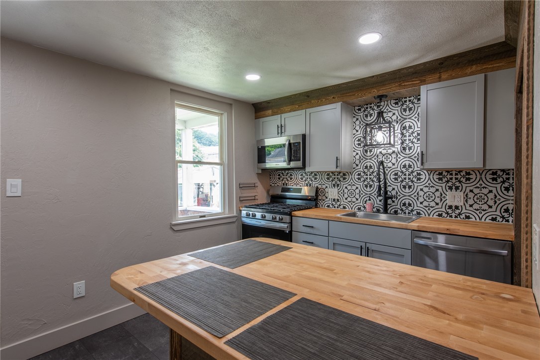 East Vandergrift, Pennsylvania 15629, United States, 2 Bedrooms Bedrooms, ,1 BathroomBathrooms,Residential,Active,160781