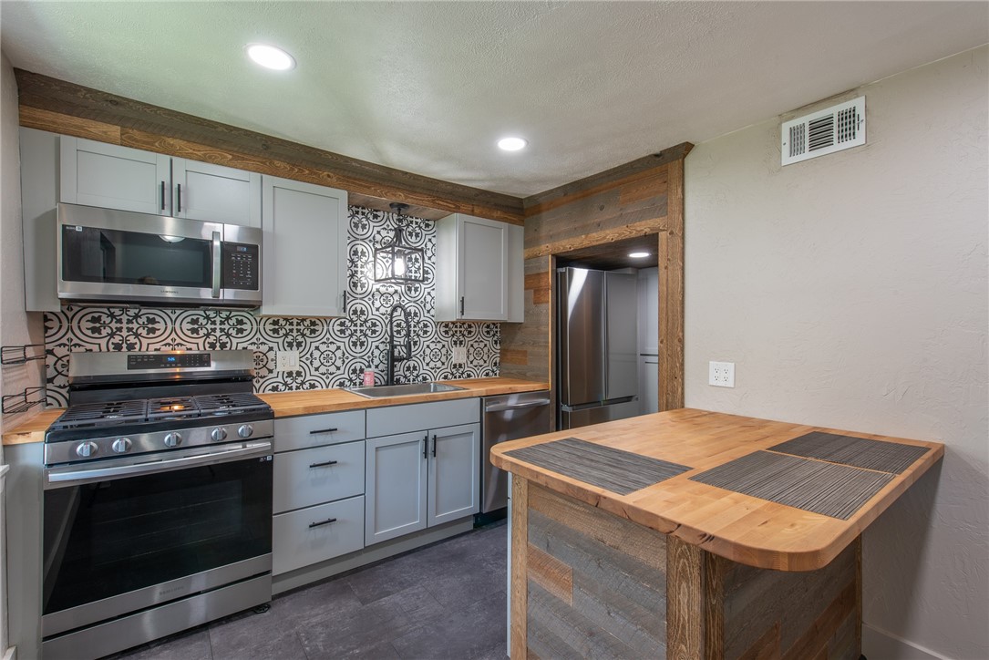 East Vandergrift, Pennsylvania 15629, United States, 2 Bedrooms Bedrooms, ,1 BathroomBathrooms,Residential,Active,160781