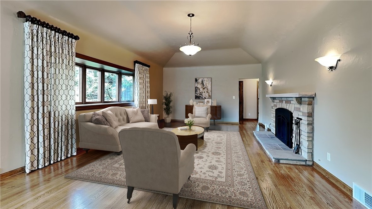 984 Center Oak Dr