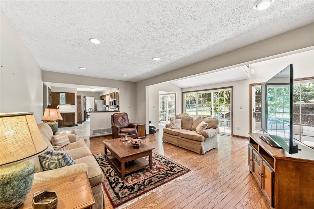 Monroeville, Pennsylvania 15146, United States, 4 Bedrooms Bedrooms, ,3 BathroomsBathrooms,Residential,Active,194427