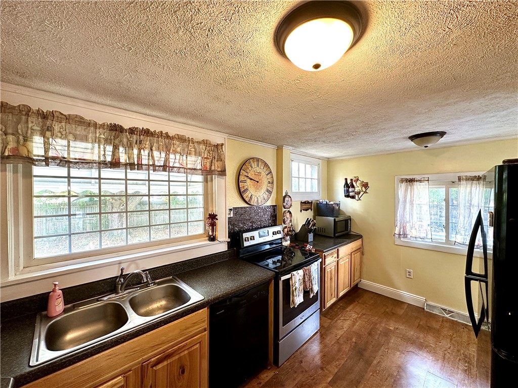 New Castle, Pennsylvania 16101, United States, 3 Bedrooms Bedrooms, ,2 BathroomsBathrooms,Residential,Contingent,213222