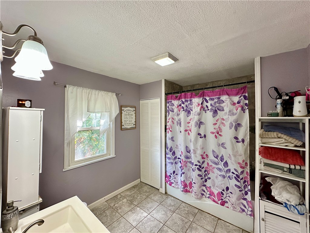 New Castle, Pennsylvania 16101, United States, 3 Bedrooms Bedrooms, ,2 BathroomsBathrooms,Residential,Contingent,213222