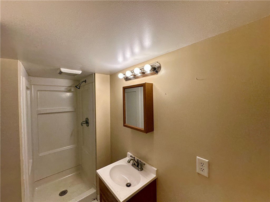 New Castle, Pennsylvania 16101, United States, 3 Bedrooms Bedrooms, ,2 BathroomsBathrooms,Residential,Contingent,213222