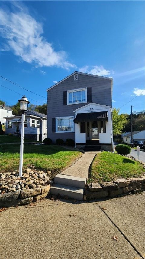 Photo of 525 Burns St, Vandergrift, PA 15690 (MLS # 1725376)