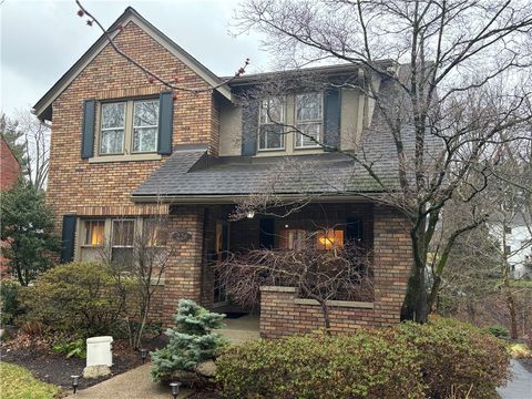 Photo of 226 Park Entrance Dr, Pittsburgh, PA 15228 (MLS # 1742543)