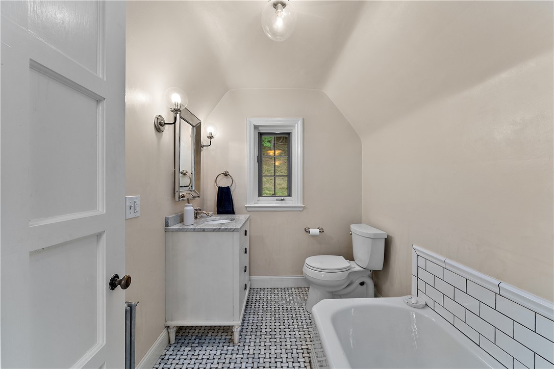 Edgeworth, Pennsylvania 15143, United States, 5 Bedrooms Bedrooms, ,4 BathroomsBathrooms,Residential,Active,203180