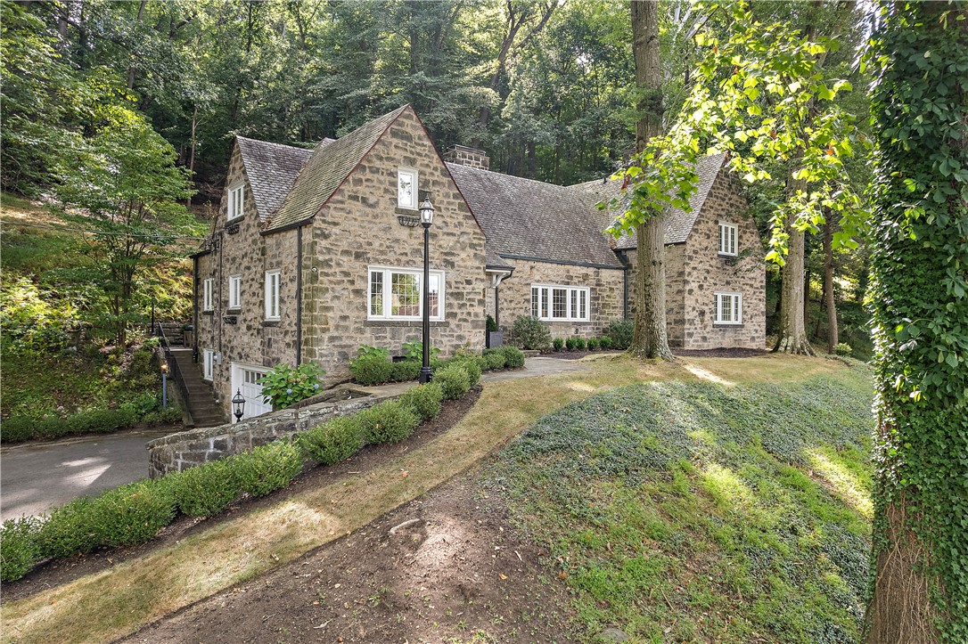 Edgeworth, Pennsylvania 15143, United States, 5 Bedrooms Bedrooms, ,4 BathroomsBathrooms,Residential,Active,203180 Edgeworth, Pennsylvania 15143, United States, 5 Bedrooms Bedrooms, ,4 BathroomsBathrooms,Residential,Active,203180