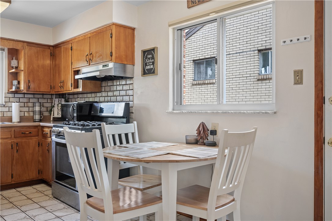 Lincoln Place, Pennsylvania 15207, United States, 2 Bedrooms Bedrooms, ,2 BathroomsBathrooms,Residential,Contingent,145944