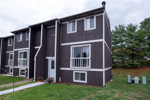 Photo of 211 Parkwood Dr, Cranberry Twp, PA 16066 (MLS # 1727028)