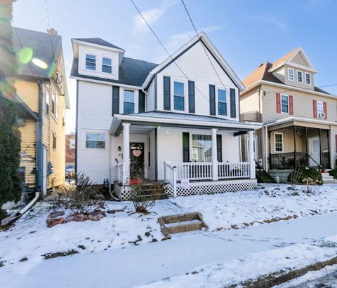 Photo of 405 Wayne Ave, Ellwood City, PA 16117 (MLS # 1738136)