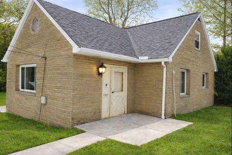 Photo of 1989 Henderson Ave, Washington, PA 15301 (MLS # 1733829)