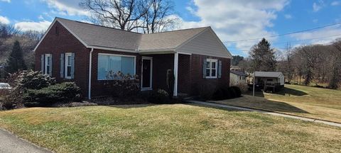 586 STERLING DR. Buffalo Twp PA 16055