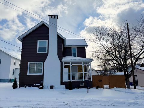 Photo of 106 Penn St, Greensburg, PA 15601 (MLS # 1747032)