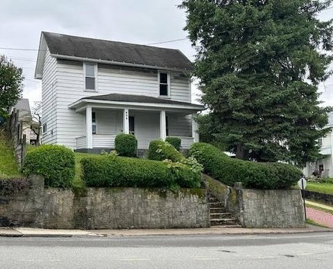 Photo of 400 Morton Ave, Butler, PA 16001 (MLS # 1752441)