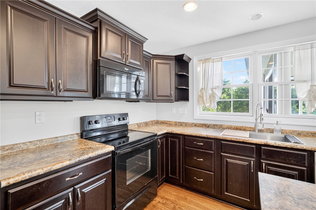 South Strabane, Pennsylvania 15301, United States, 4 Bedrooms Bedrooms, ,3 BathroomsBathrooms,Residential,Contingent,160910