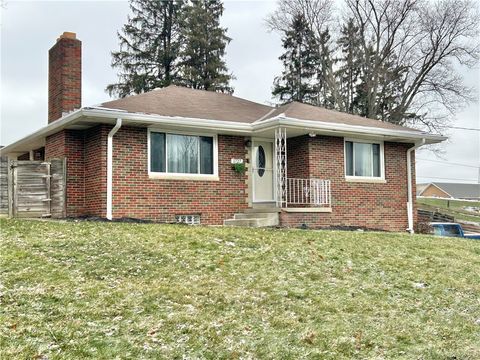 Photo of 1727 Ridgewood Dr, Washington, PA 15301 (MLS # 1733254)