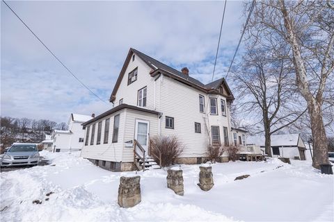 Photo of 801 Vine St, Mckeesport, PA 15133 (MLS # 1739312)