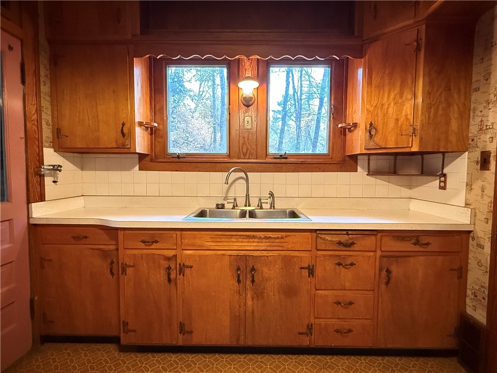 Pymatuning Twp, Pennsylvania 16154, United States, 4 Bedrooms Bedrooms, ,2 BathroomsBathrooms,Residential,Active,241796