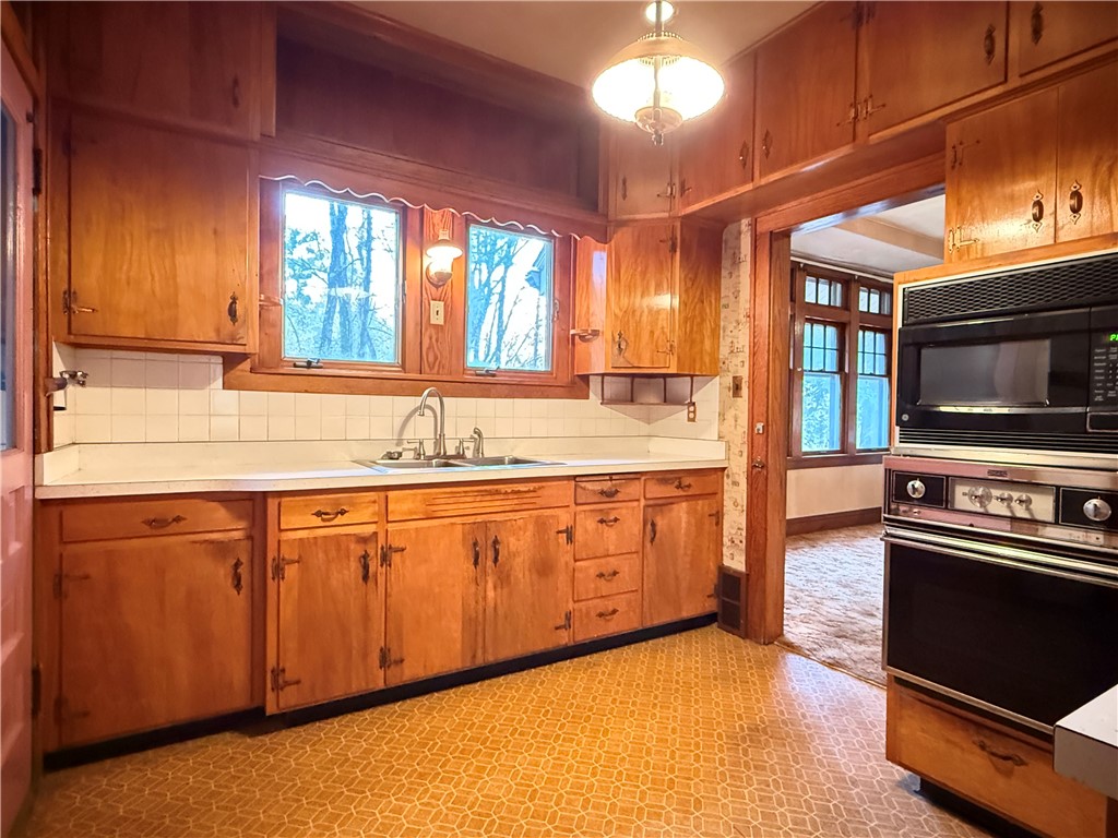 Pymatuning Twp, Pennsylvania 16154, United States, 4 Bedrooms Bedrooms, ,2 BathroomsBathrooms,Residential,Active,241796