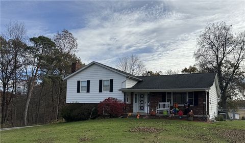 Photo of 184 Walnut Dr, Shelocta, PA 15774 (MLS # 1727787)