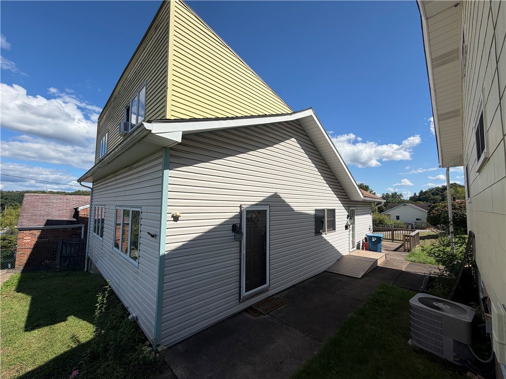 205 University St