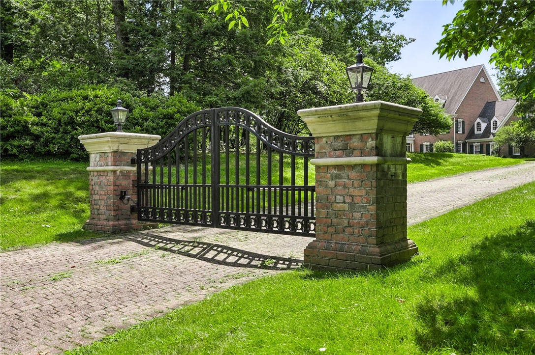 2 Winterberry Ln