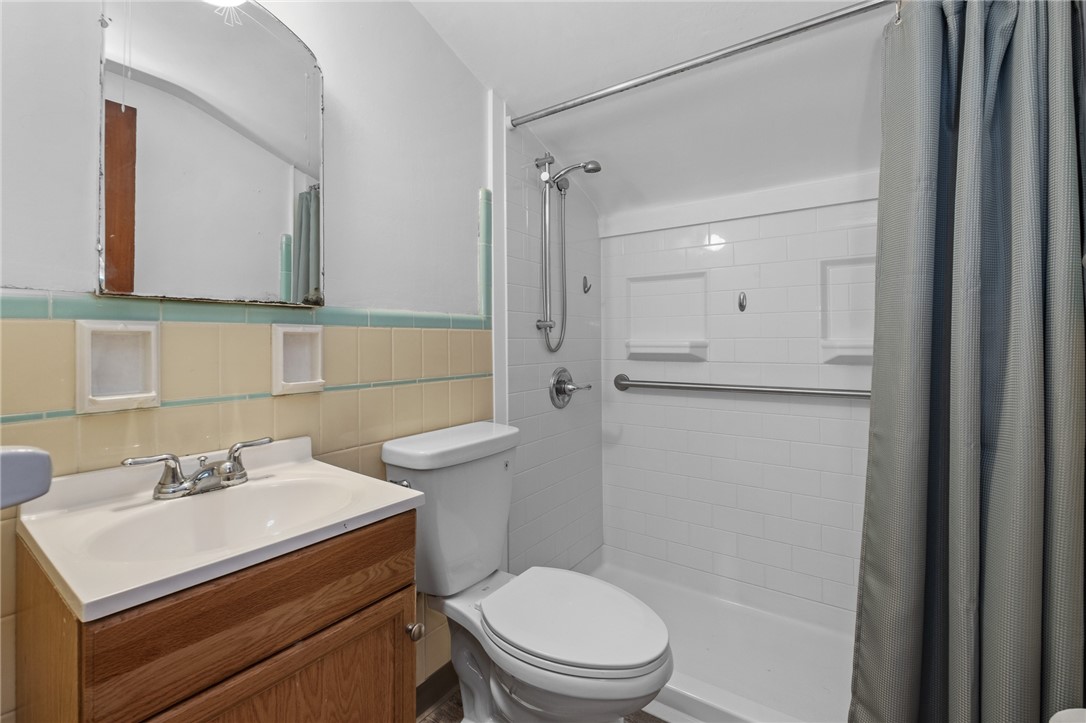 4596 Echo Glen Dr Dr, Whitehall, Pennsylvania image 16