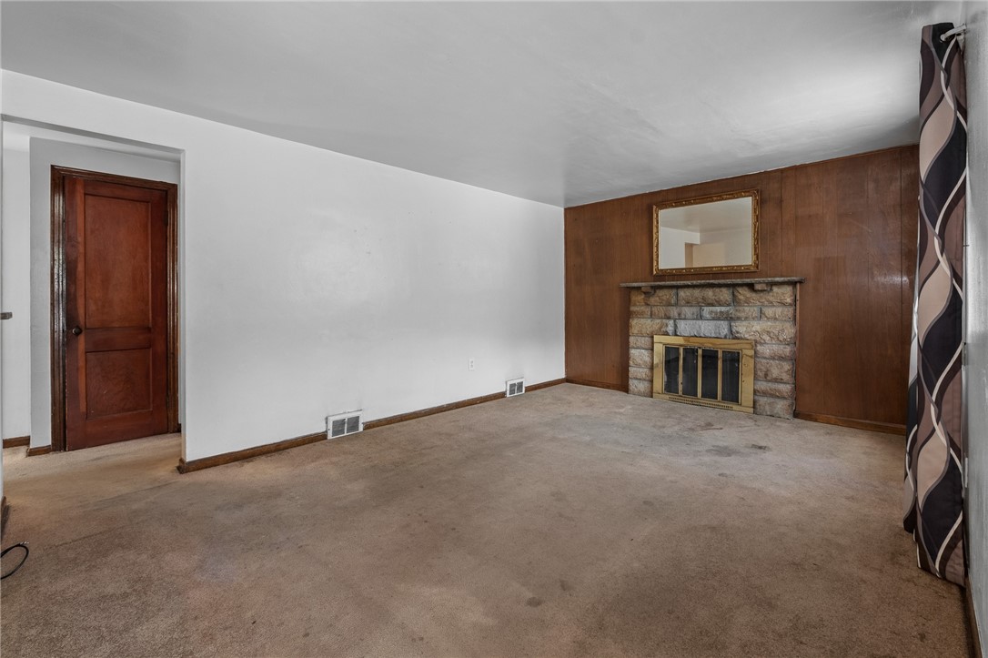 4596 Echo Glen Dr Dr, Whitehall, Pennsylvania image 2