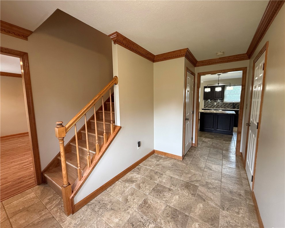 211 Warren Rd