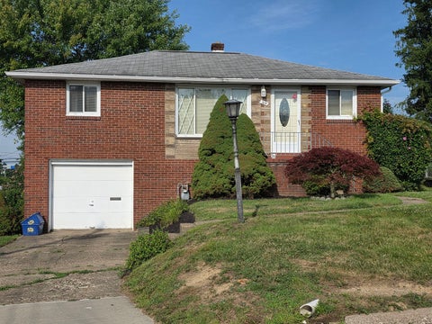 Homes For Sale - 214 Bluemont Drive<br/> West Mifflin, PA 15122
