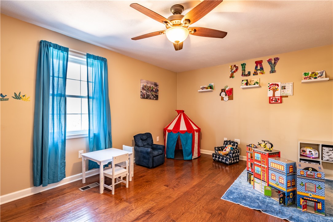 Clay Twp, Pennsylvania 16061, United States, 4 Bedrooms Bedrooms, ,4 BathroomsBathrooms,Residential,Active,222427