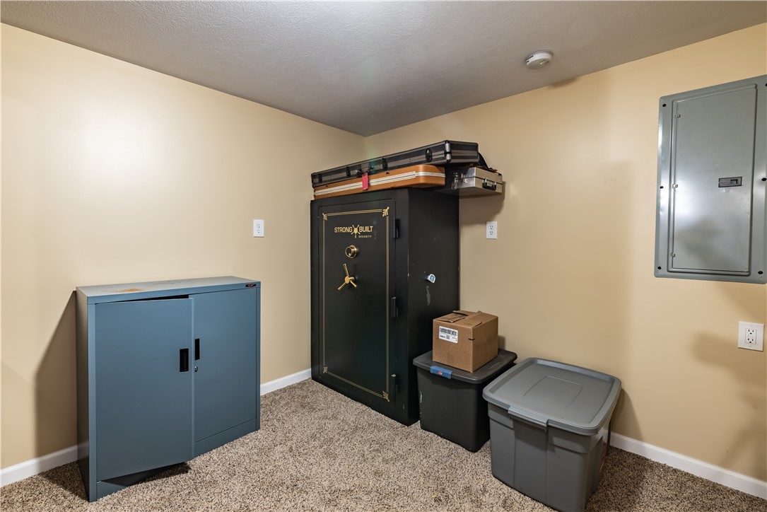 Clay Twp, Pennsylvania 16061, United States, 4 Bedrooms Bedrooms, ,4 BathroomsBathrooms,Residential,Active,222427