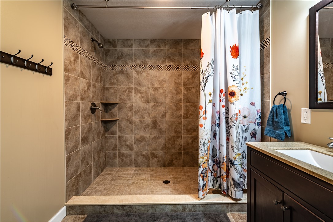 Clay Twp, Pennsylvania 16061, United States, 4 Bedrooms Bedrooms, ,4 BathroomsBathrooms,Residential,Active,222427