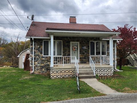 Photo of 221 Meadowview Dr, Latrobe, PA 15650 (MLS # 1729081)