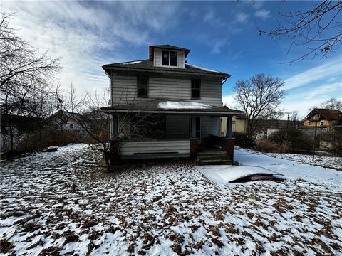 Photo of 1006 Shira St, New Castle, PA 16101 (MLS # 1738129)