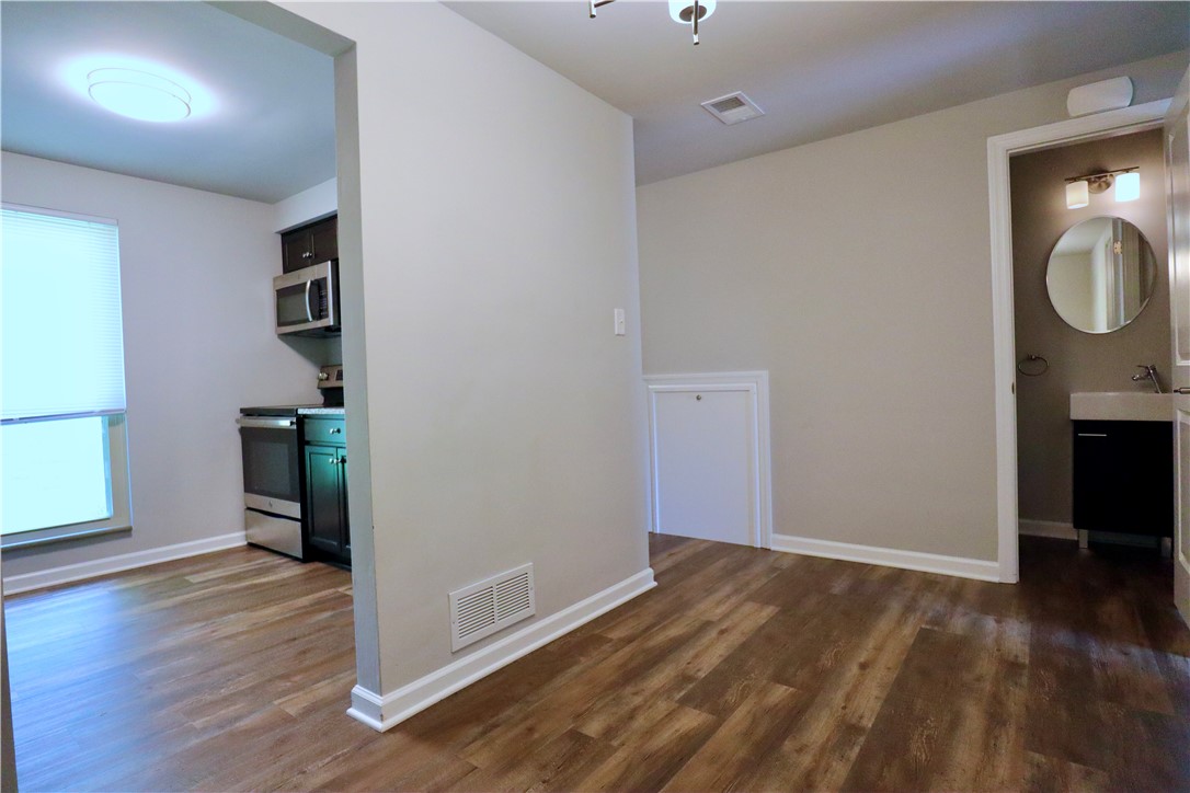 Canonsburg, Pennsylvania 15317, United States, 2 Bedrooms Bedrooms, ,2 BathroomsBathrooms,Residential,Active,82635