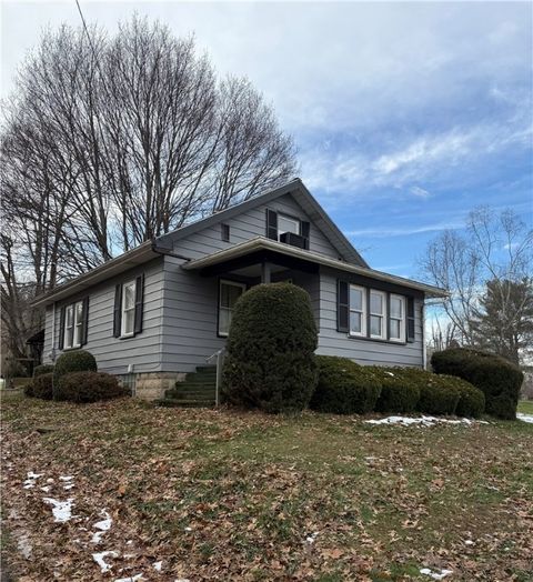 Photo of 416 Country Club Dr, Ellwood City, PA 16117 (MLS # 1735069)