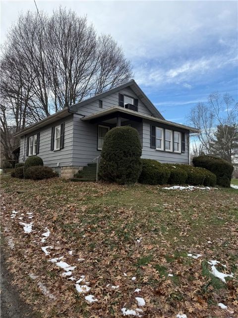 Photo of 416 Country Club Dr, Ellwood City, PA 16117 (MLS # 1735069)