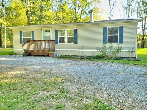 Photo of 156 Brent Rd, Grove City, PA 16127 (MLS # 1725535)