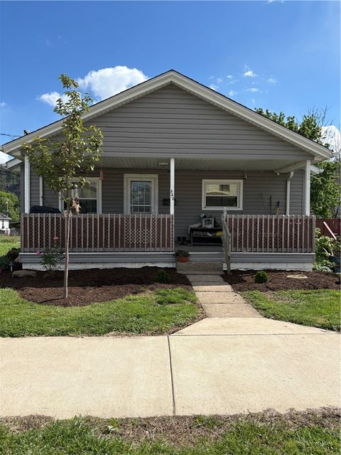 Photo of 520 Grant St, Springdale, PA 15144 (MLS # 1752425)