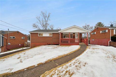 Photo of 910 Colonial Manor Rd, Irwin, PA 15642 (MLS # 1736503)