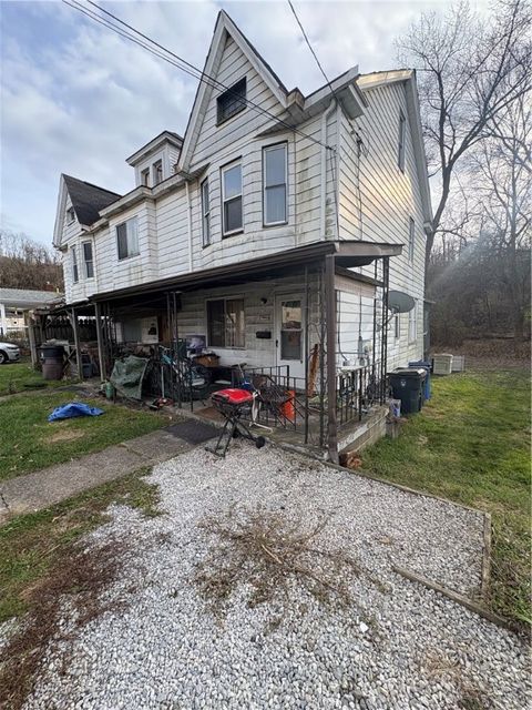 Townhouse For Sale - 240 Noblestown Rd Rd<br/> Carnegie, PA 15106