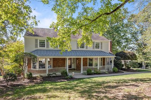 Photo of 947 Valleyview Rd, Pittsburgh, PA 15243 (MLS # 1725106)