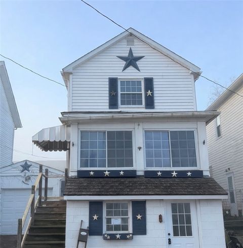 Photo of 539 Walnut St, Vandergrift, PA 15690 (MLS # 1736279)