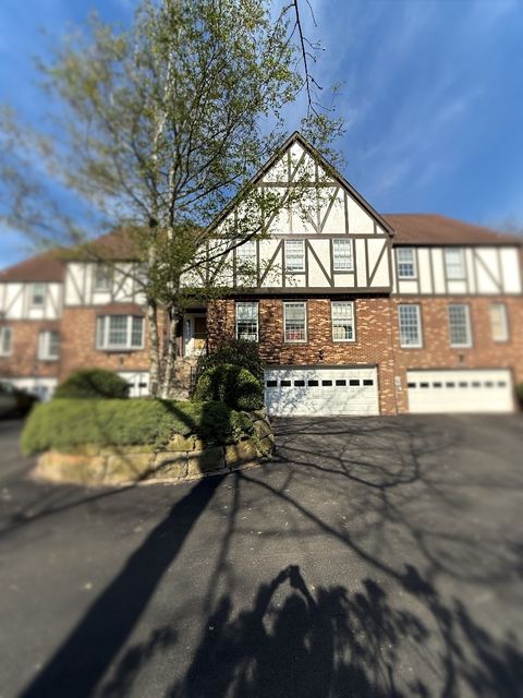 204 Thornberry Cir Mt Lebanon PA 15234